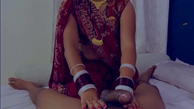 maa ko train me choda